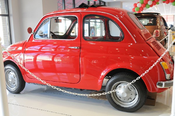 Fiat 500 - Dealership walkthru - 06/27/11 Austin Fiat - Austin Texas